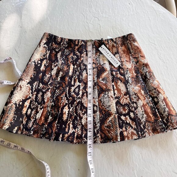 NWT ALICE + OLIVIA Carter Vegan Leather Snake Print Mini Skirt Size 8 - Picture 6 of 11